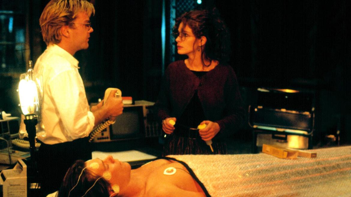 Julia Roberts and Kiefer Sutherland in Flatliners (1990)