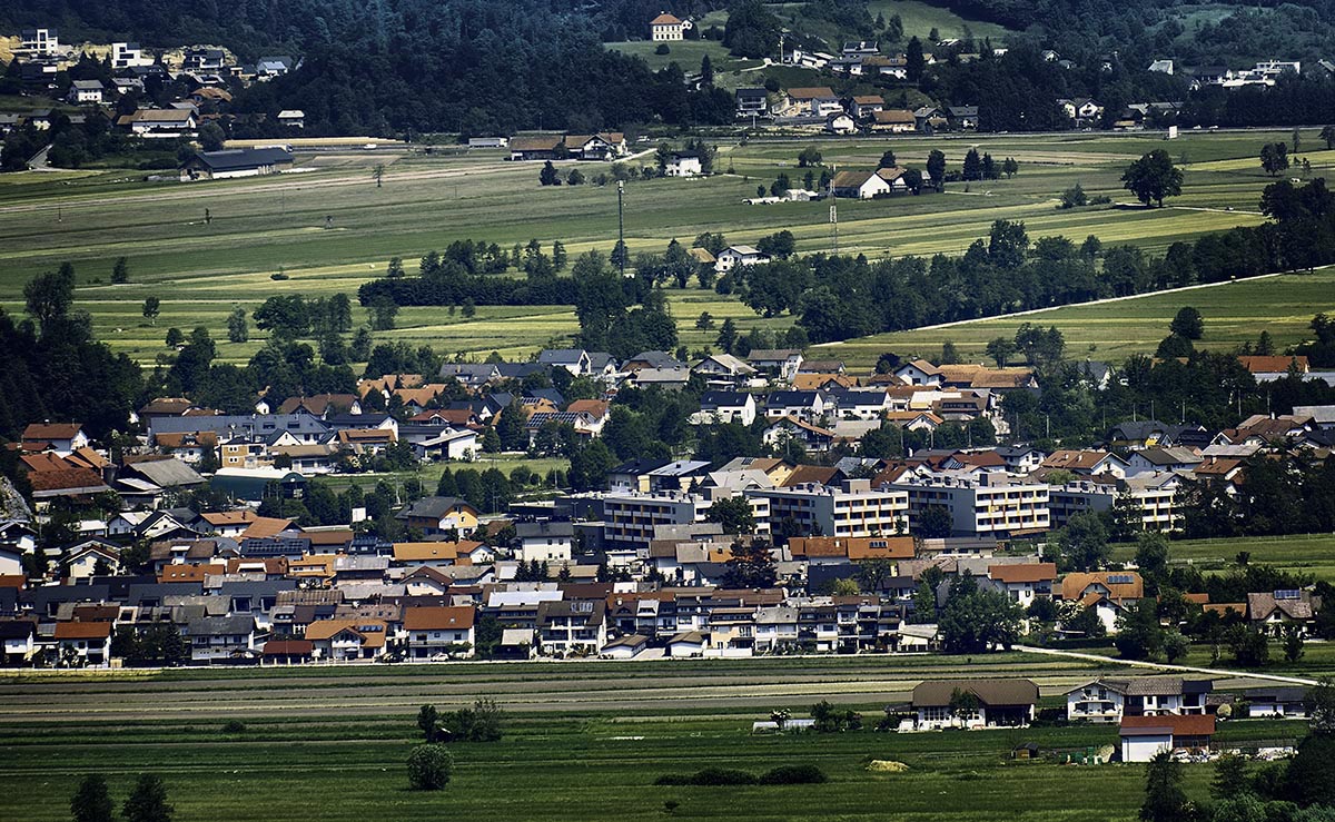 Slika, ki vsebuje besede trava, zunanje, gora, polje

Opis je samodejno ustvarjen