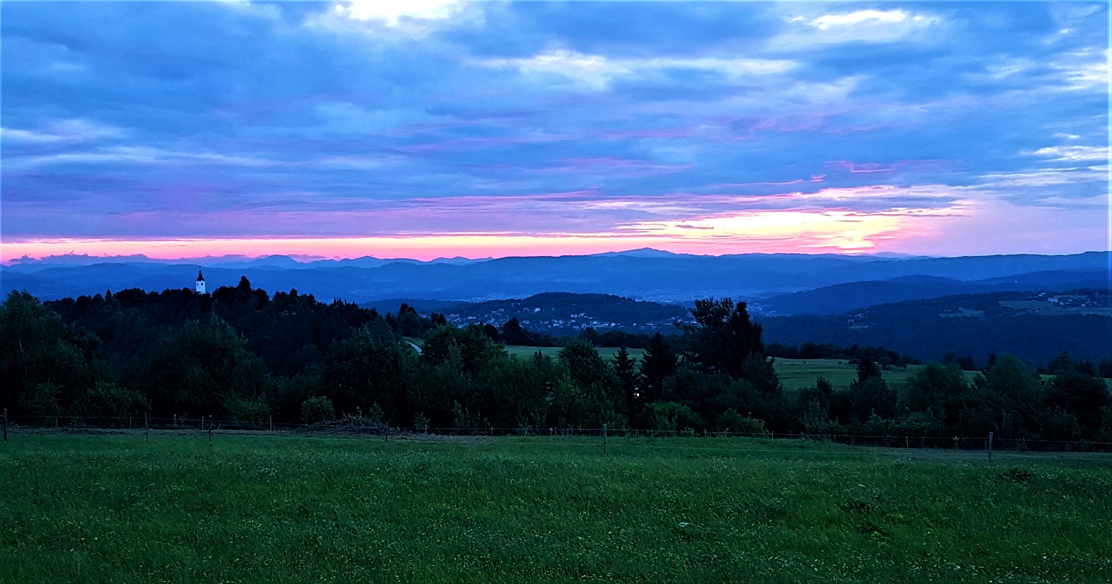 Slika, ki vsebuje besede trava, zunanje, nebo, narava

Opis je samodejno ustvarjen