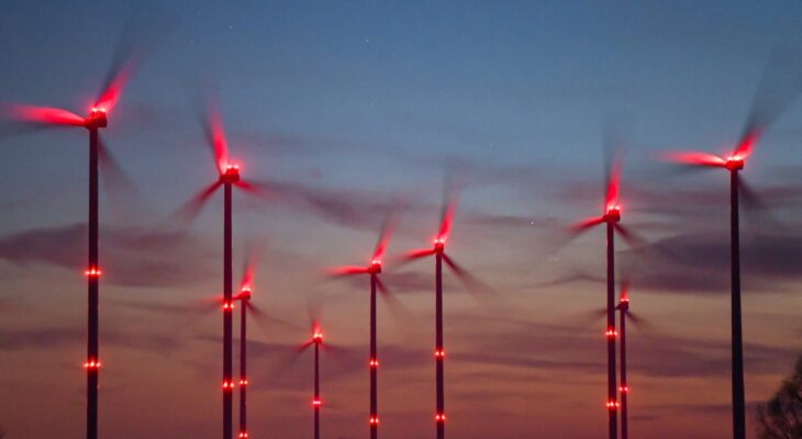 15 January 2020, Brandenburg, Sieversdorf: Red position lights shine on wind turbines in the "Odervorland" wind farm in the Oder-Spree district. Photo: Patrick Pleul/dpa-Zentralbild/ZB (Photo by Patrick Pleul/picture alliance via Getty Images)