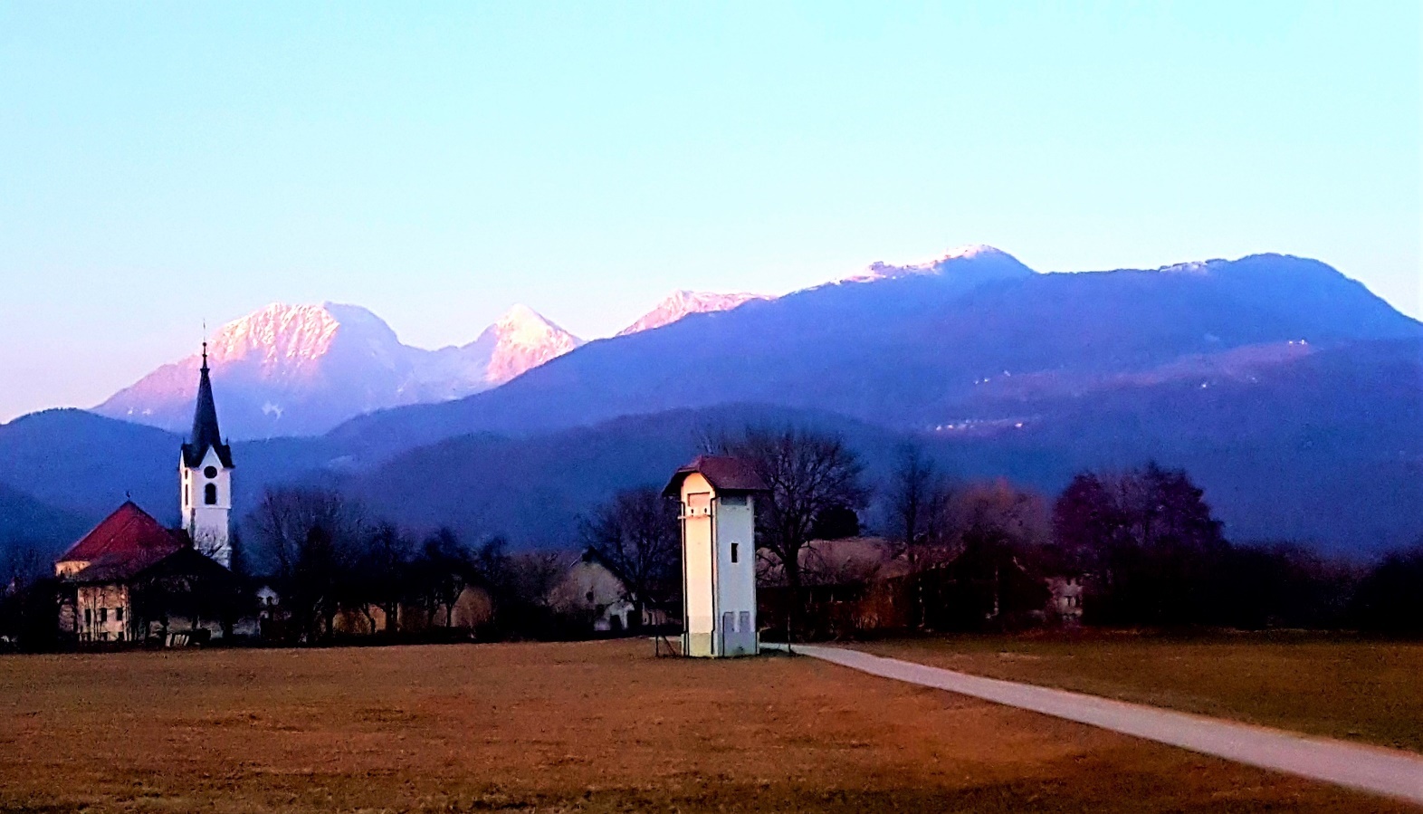 Slika, ki vsebuje besede besedilo, gora, zunanje, nebo

Opis je samodejno ustvarjen