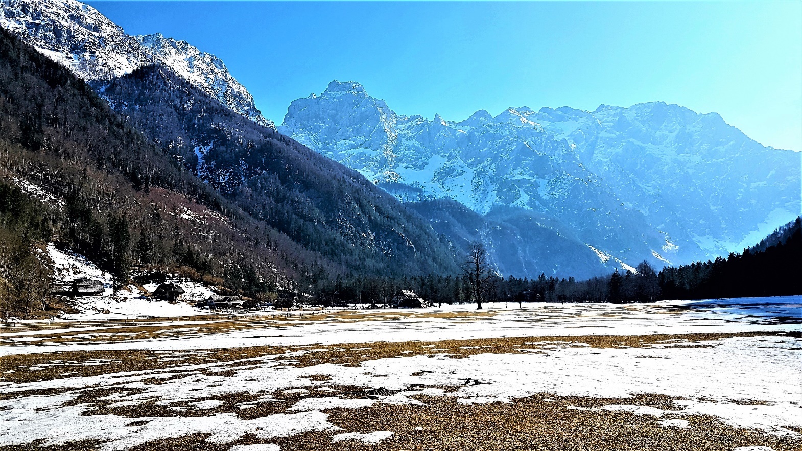 Slika, ki vsebuje besede gora, zunanje, sneg, narava

Opis je samodejno ustvarjen