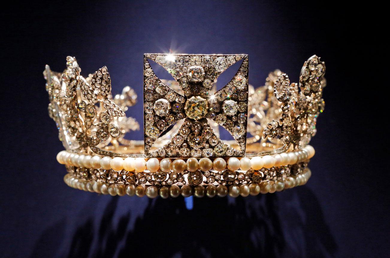 The diamond diadem, made of diamonds, pearls, silver and gold, worn by Britain's Queen Elizabeth II on her way from Buckingham Palace to Westminster Abbey for her 1953 Coronation and during the first part of the ceremony, is displayed, July 25, 2013, at Buckingham Palace in London. (AP Photo/Lefteris Pitarakis)