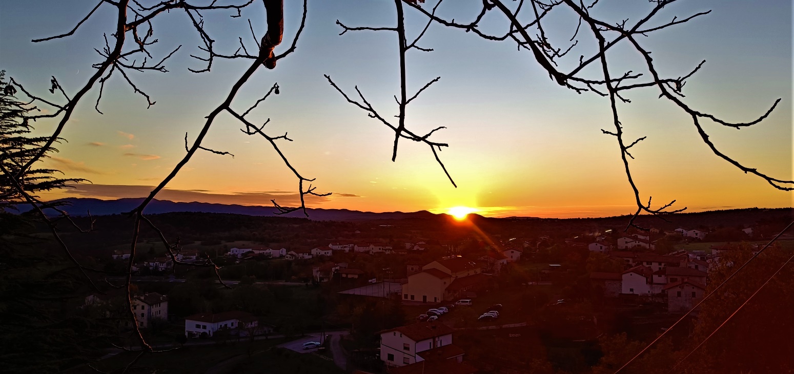 Slika, ki vsebuje besede drevo, nebo, zunanje, sončni zahod

Opis je samodejno ustvarjen