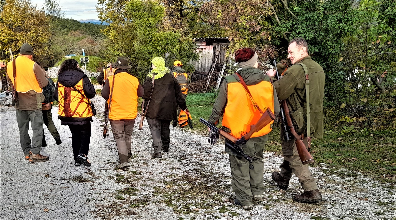 Slika, ki vsebuje besede drevo, zunanje, prst, oseba

Opis je samodejno ustvarjen