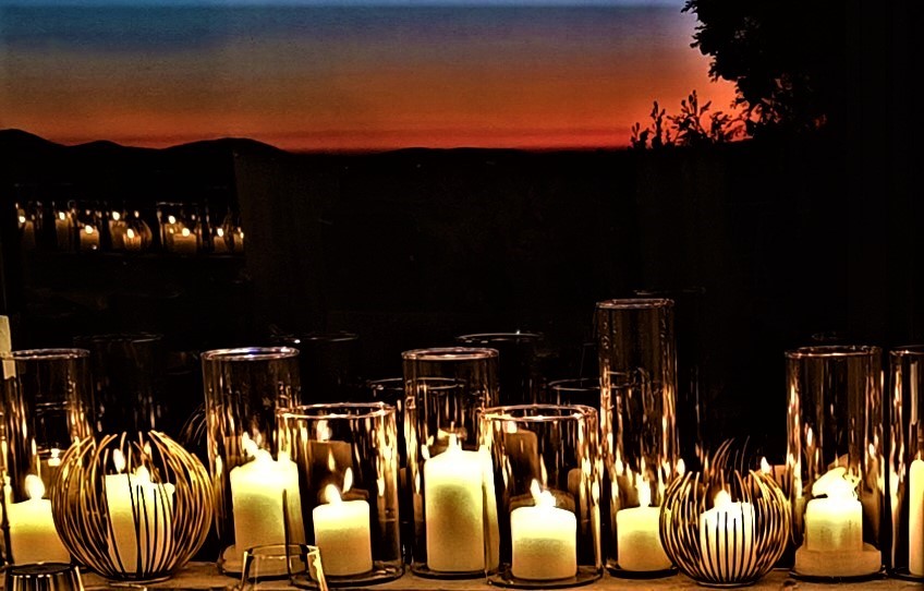 Slika, ki vsebuje besede miza, vino, očala, sveča

Opis je samodejno ustvarjen
