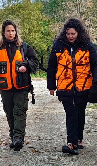 Slika, ki vsebuje besede zunanje, prst, drevo, oseba

Opis je samodejno ustvarjen