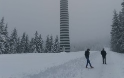 Slika, ki vsebuje besede zunanje, sneg, drevo, smučanje

Opis je samodejno ustvarjen