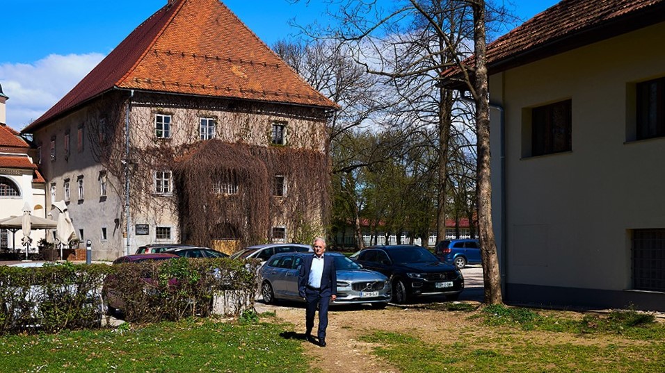 Slika, ki vsebuje besede trava, na prostem, stavba, hiša

Opis je samodejno ustvarjen