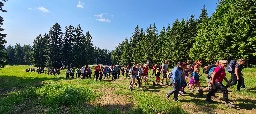 Slika, ki vsebuje besede na prostem, nebo, trava, ljudje

Opis je samodejno ustvarjen