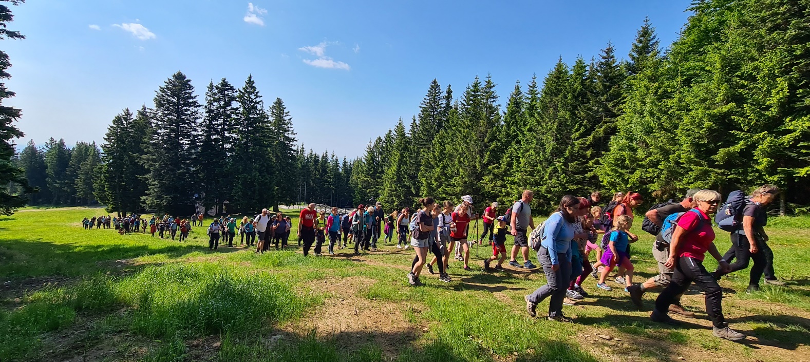 Slika, ki vsebuje besede na prostem, nebo, trava, ljudje

Opis je samodejno ustvarjen