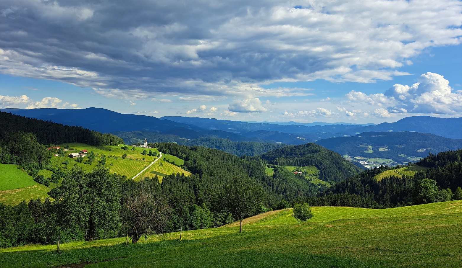 Slika, ki vsebuje besede na prostem, pokrajina, narava, trava

Opis je samodejno ustvarjen