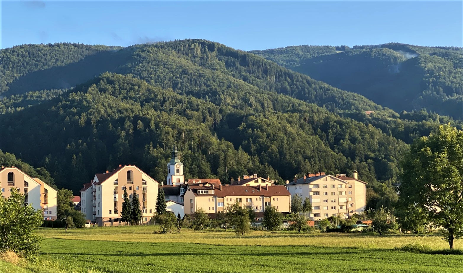 Slika, ki vsebuje besede na prostem, trava, pokrajina, nebo

Opis je samodejno ustvarjen