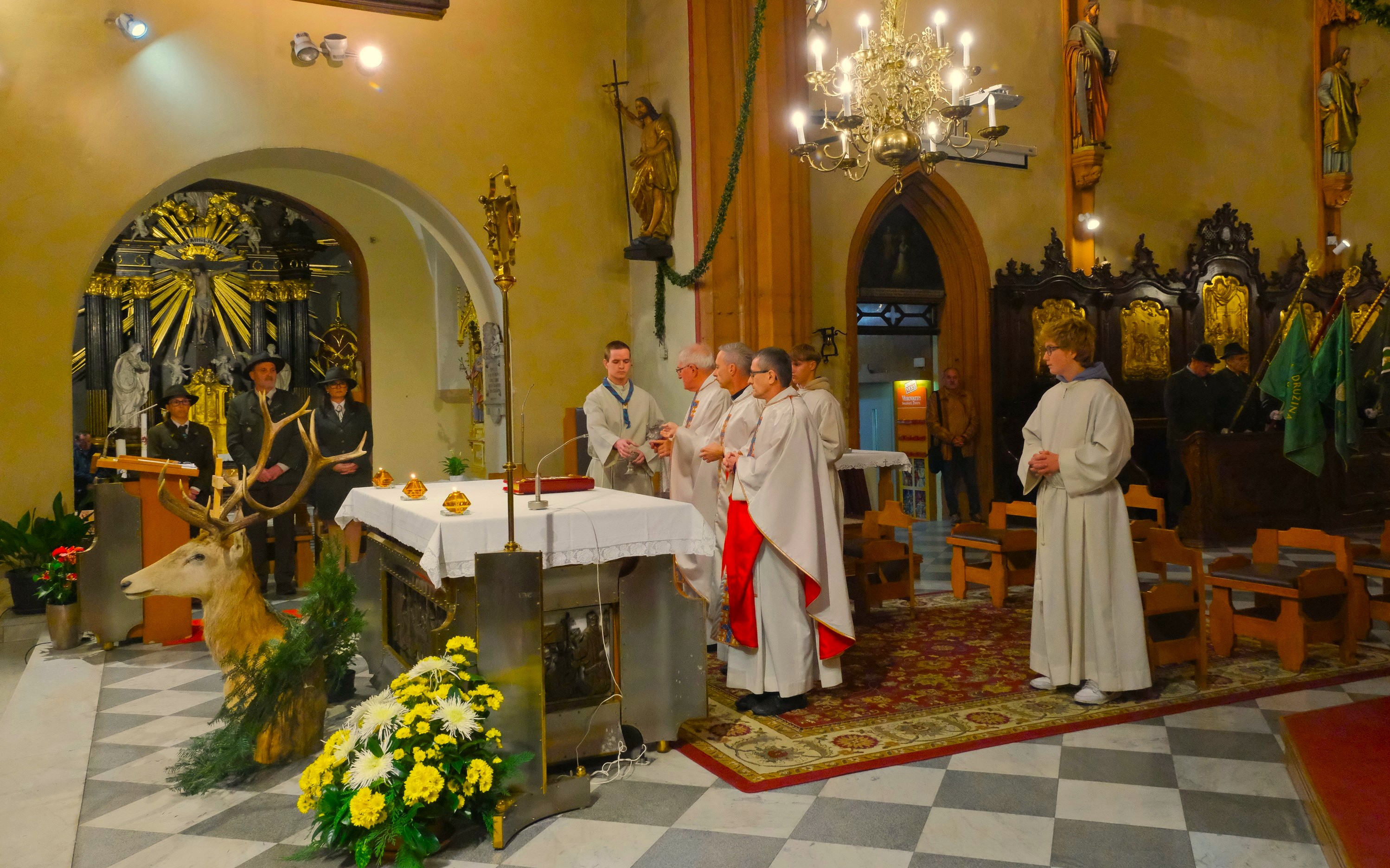 Slika, ki vsebuje besede ritual, čaščenje, svetišče, zaprt prostor

Opis je samodejno ustvarjen