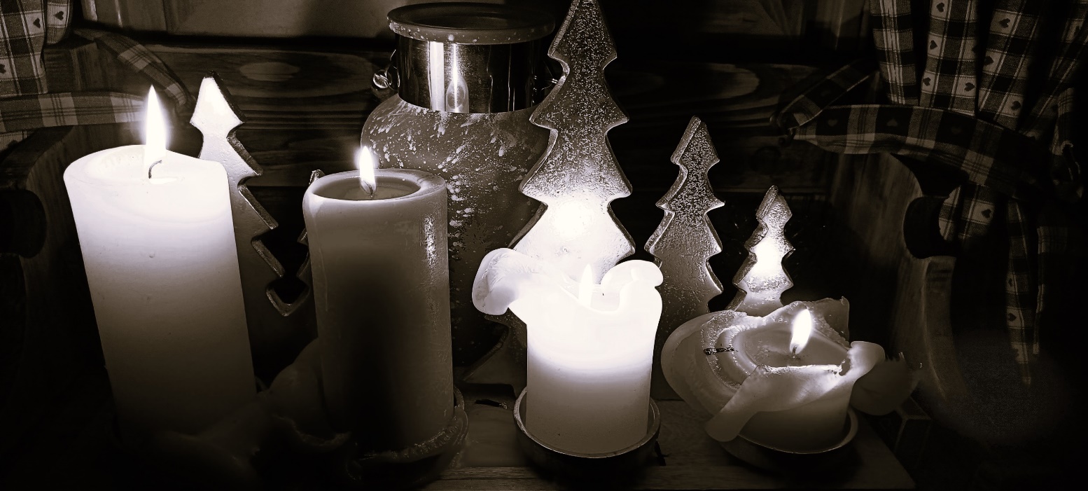 Slika, ki vsebuje besede vosek, razsvetljava, svečnik, zaprt prostor

Opis je samodejno ustvarjen