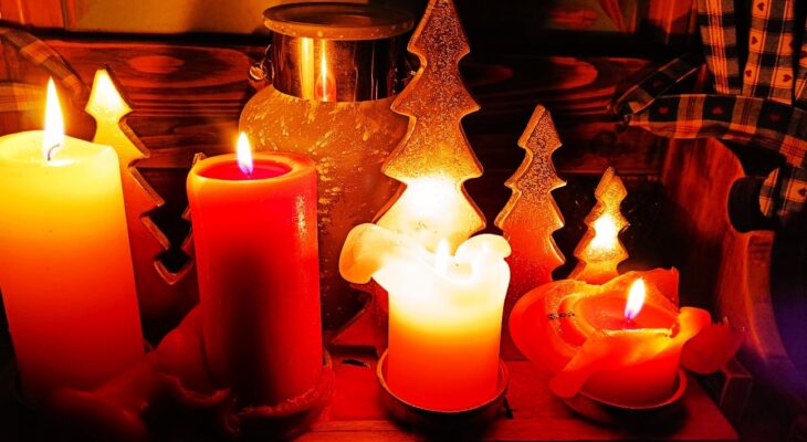 Slika, ki vsebuje besede vosek, sveča, svečnik, razsvetljava Opis je samodejno ustvarjen