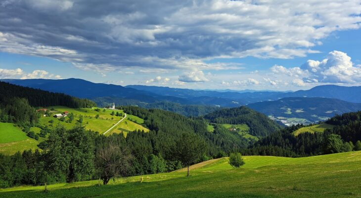 Slika, ki vsebuje besede na prostem, pokrajina, narava, trava Opis je samodejno ustvarjen