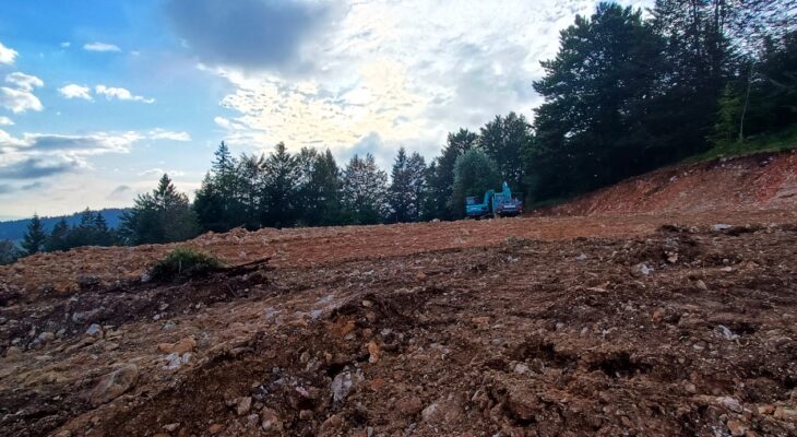 Slika, ki vsebuje besede na prostem, nebo, oblak, pokrajina Opis je samodejno ustvarjen