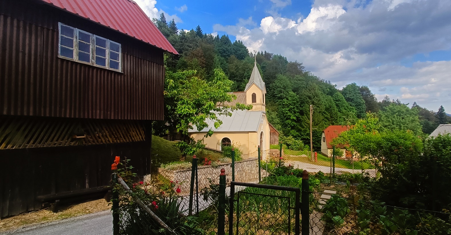 Slika, ki vsebuje besede na prostem, stavba, oblak, nebo

Opis je samodejno ustvarjen