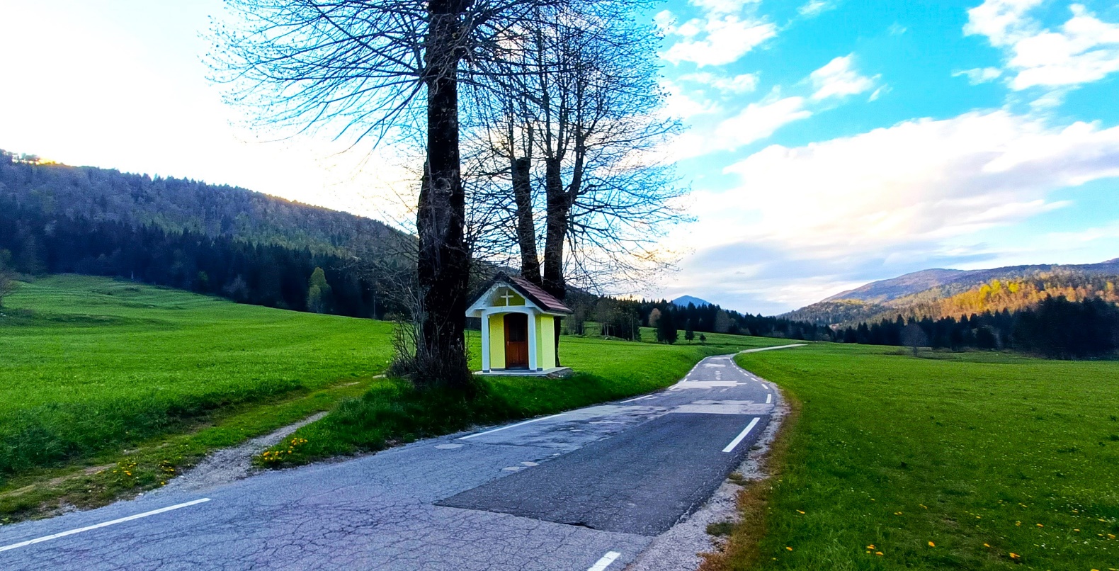 Slika, ki vsebuje besede na prostem, trava, pokrajina, nebo

Opis je samodejno ustvarjen