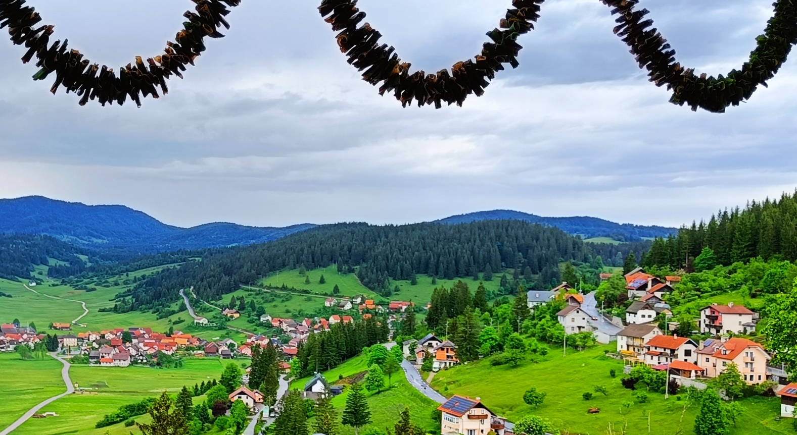 Slika, ki vsebuje besede pokrajina, drevo, nebo, na prostem

Opis je samodejno ustvarjen