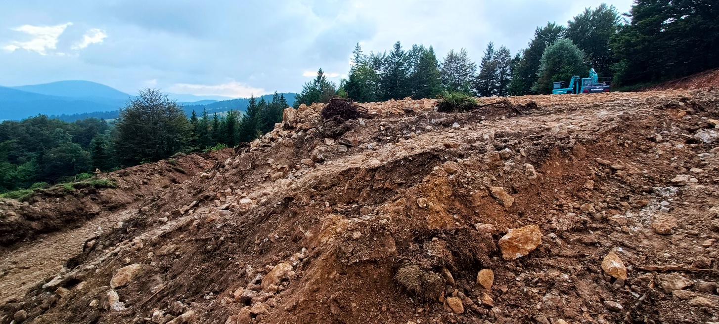 Slika, ki vsebuje besede na prostem, nebo, drevo, narava

Opis je samodejno ustvarjen