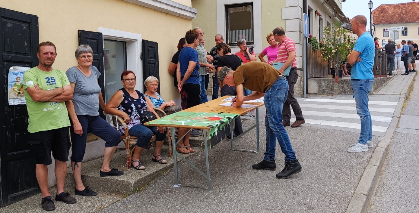 Slika, ki vsebuje besede oblačila, obutev, oseba, na prostem

Opis je samodejno ustvarjen