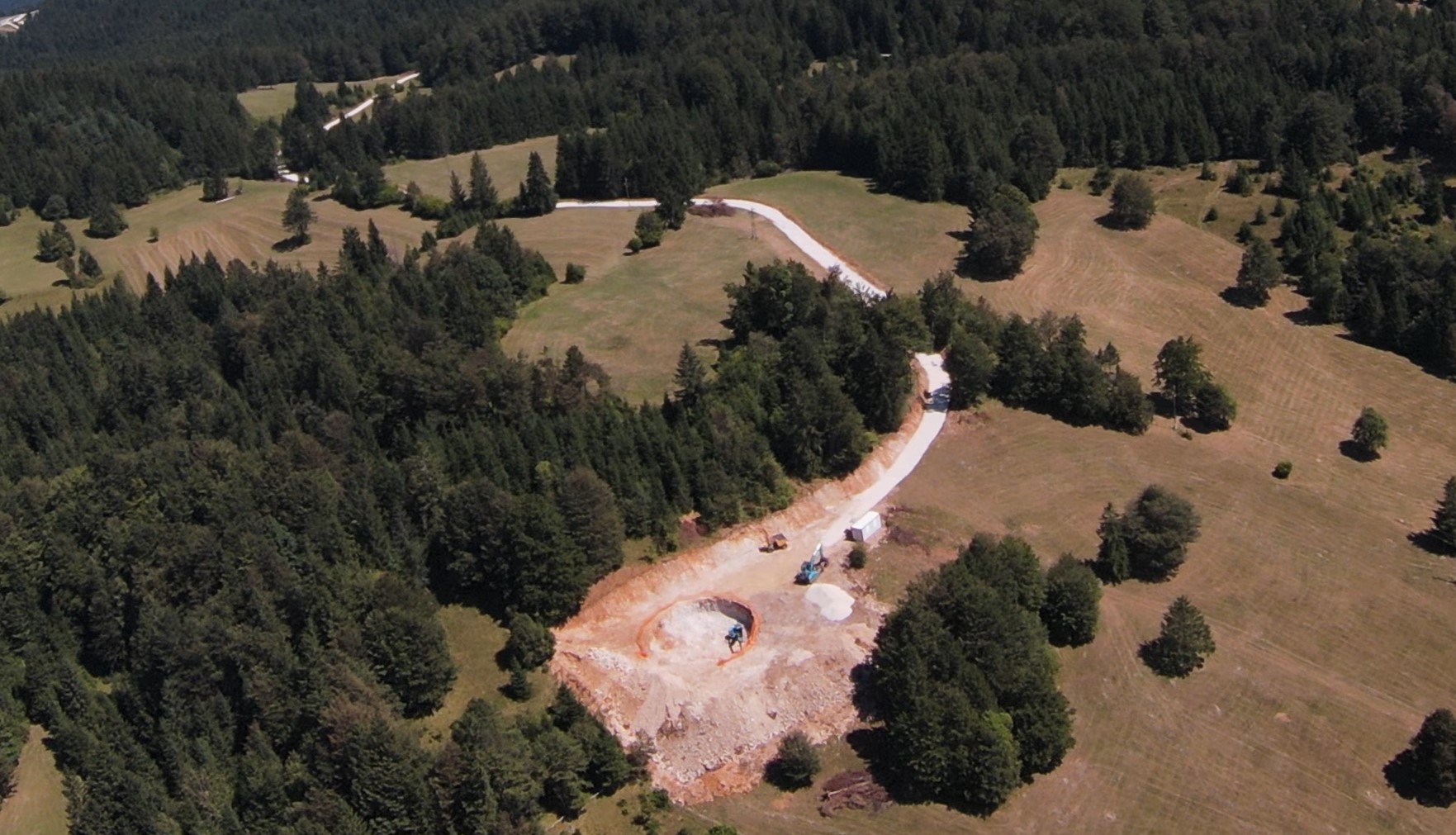 Slika, ki vsebuje besede drevo, na prostem, zračna fotografija, pogled iz ptičje perspektive

Opis je samodejno ustvarjen