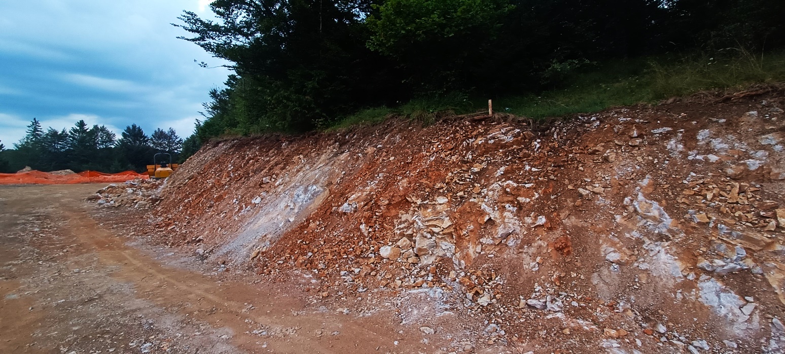 Slika, ki vsebuje besede na prostem, tla, nebo, prst

Opis je samodejno ustvarjen